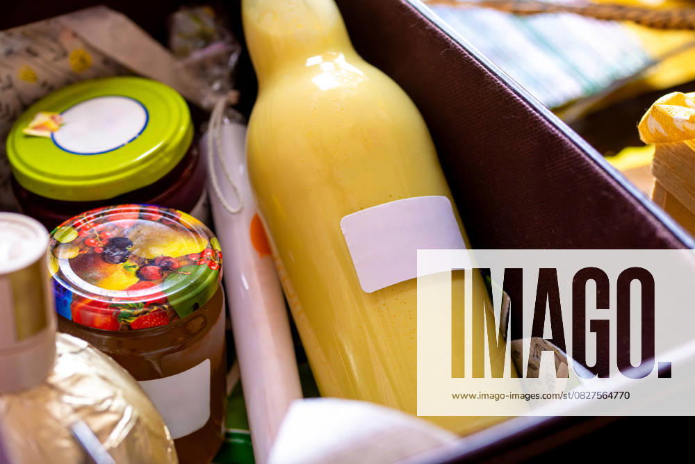 Ein Geschenkkorb ohne Beschriftung auf den einzelnen Etiketten mit Marmelade, Eierlikör und vielen anderen Leckereien A gift basket without labeling on the individual labels with jam, egg liqueur and many other treats (License=RF)
