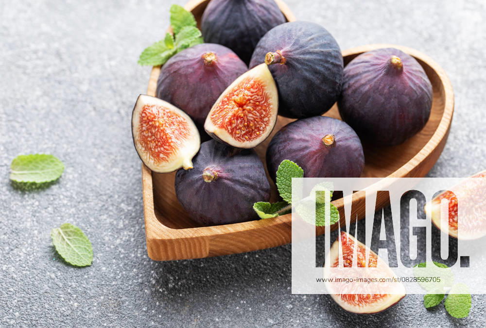 Frische reife Feigen Whole and sliced fresh ripe figs. (License=RF)