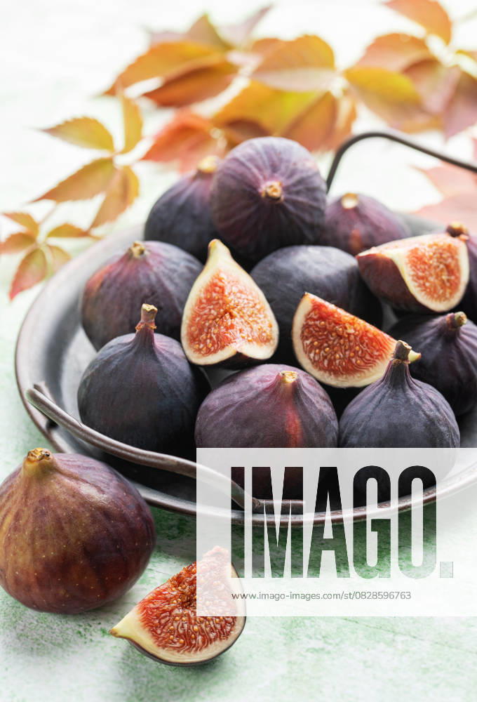 Frische reife Feigen Whole and sliced fresh ripe figs. (License=RF)
