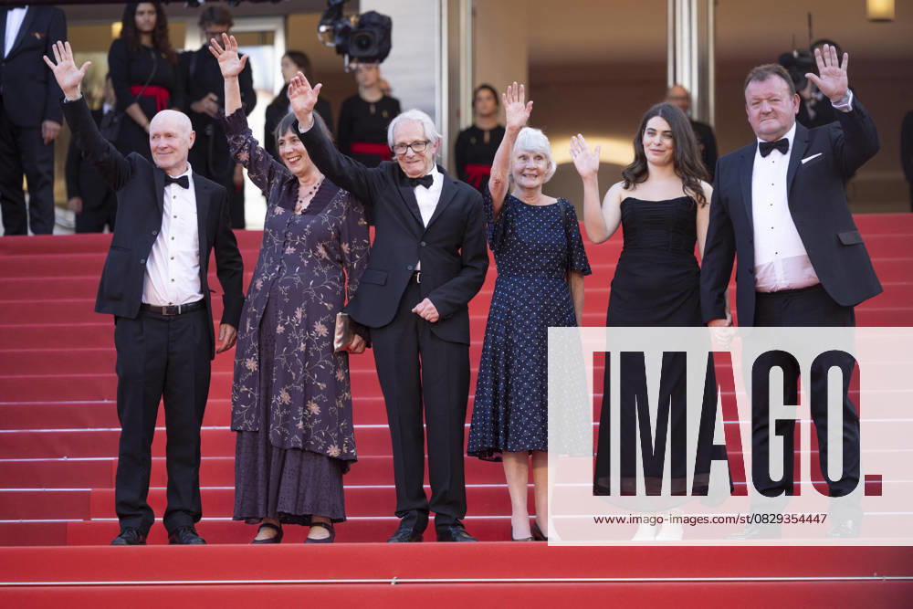 Paul Laverty, Rebecca O Brien, Ken Loach, Lesley Ashton, Ebla Mari, Dave Turner Montée des marches du film The Old Oak lors du 76ème Festival International du Film de Cannes, au Palais des Festivals à Cannes Le 26 mai 2023 Olivier Borde Bestimage Red carpet of the movie The Old Oak during the 76th Cannes Inter