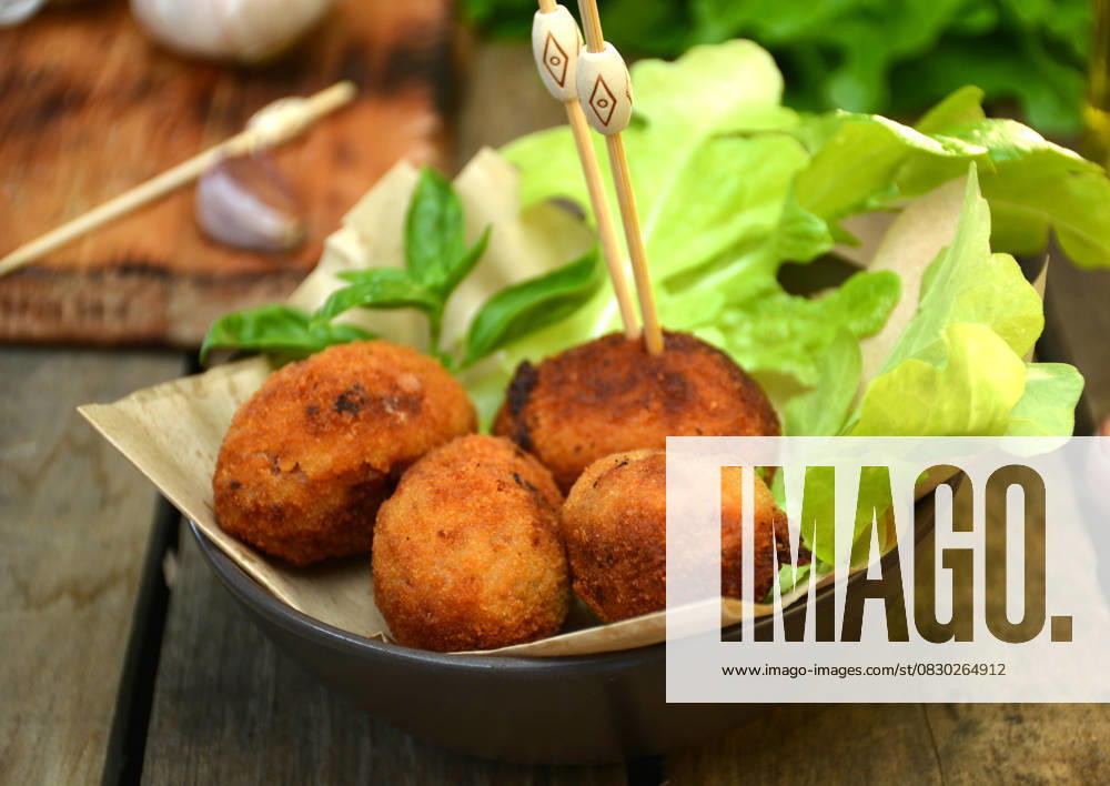 IMAGO Creative, Food, Tapas plate full of home-made croquettes of ham, typical Spanish dish Model Released LuisMarioHernandez_ID30030_1013842_020