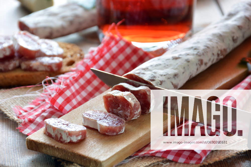 IMAGO Creative, Food, Tapas Spanish fuet salami on a cutting board with a glass of wine Model Released LuisMarioHernandez_ID30123_1016702_004