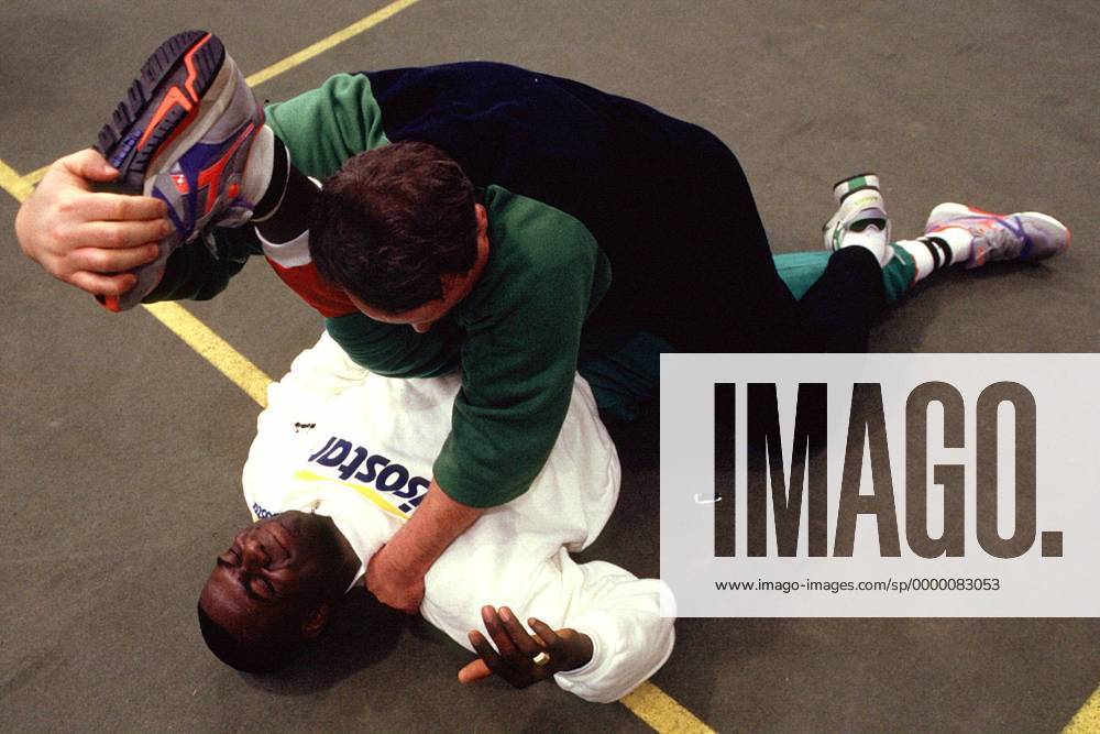 Sprinter Ben Johnson (Kanada) beim Stretching mit seinem Coach Leichtathletik Herren Leichtathletikmeeting 1991, Meeting, Sportfest, Sportmeeting, Sprint, 100m-Lauf, Kurzstrecke, 100 m Gruppe