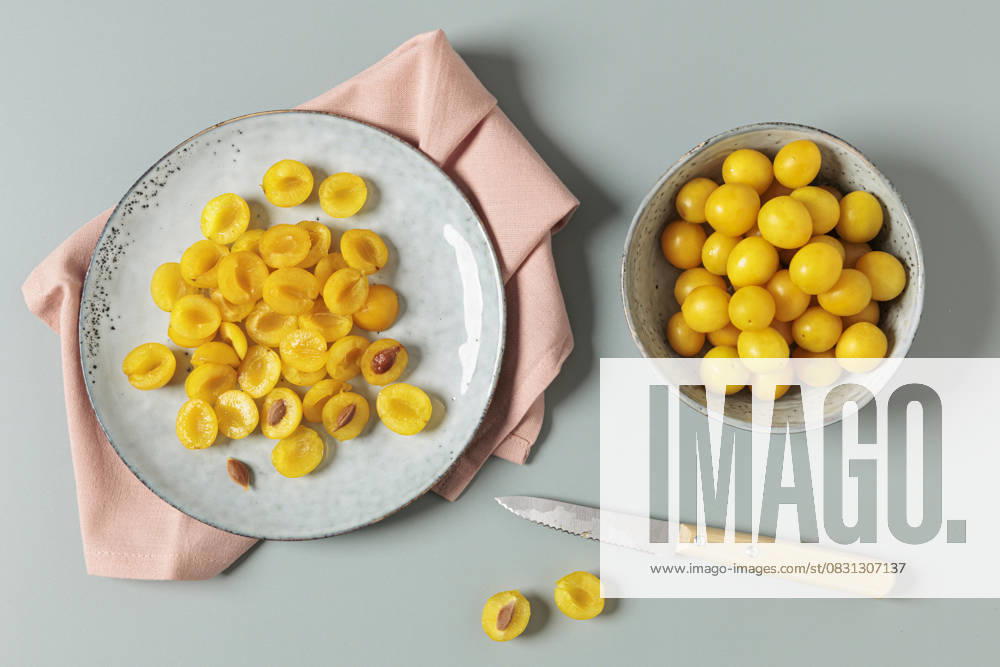 IMAGO Creative, Jahreszeit Sommer, Food, Pflaume Mirabelle plums cut and whole with knife in studio setting, EVGF04518