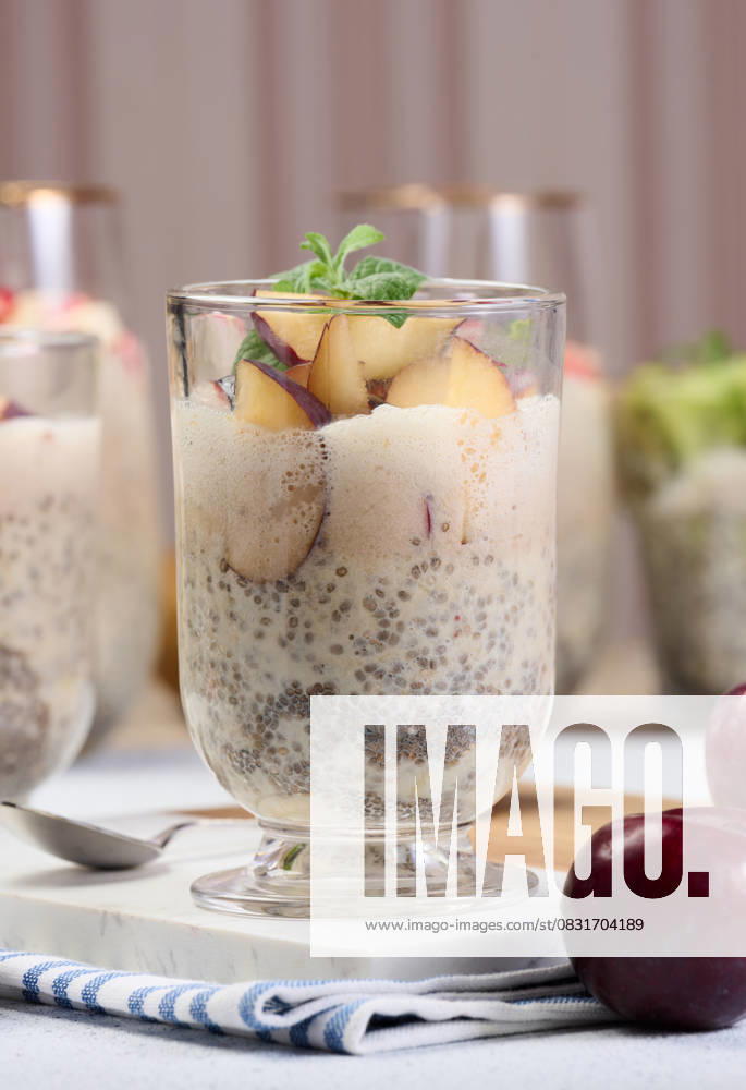 IMAGO Creative, Food, High Protein Frühstück A glass of chia seeds and yogurt, with pieces of plum A glass of chia seeds and yogurt, with pieces of plum, 63296324.jpg RECORD DATE NOT STATED