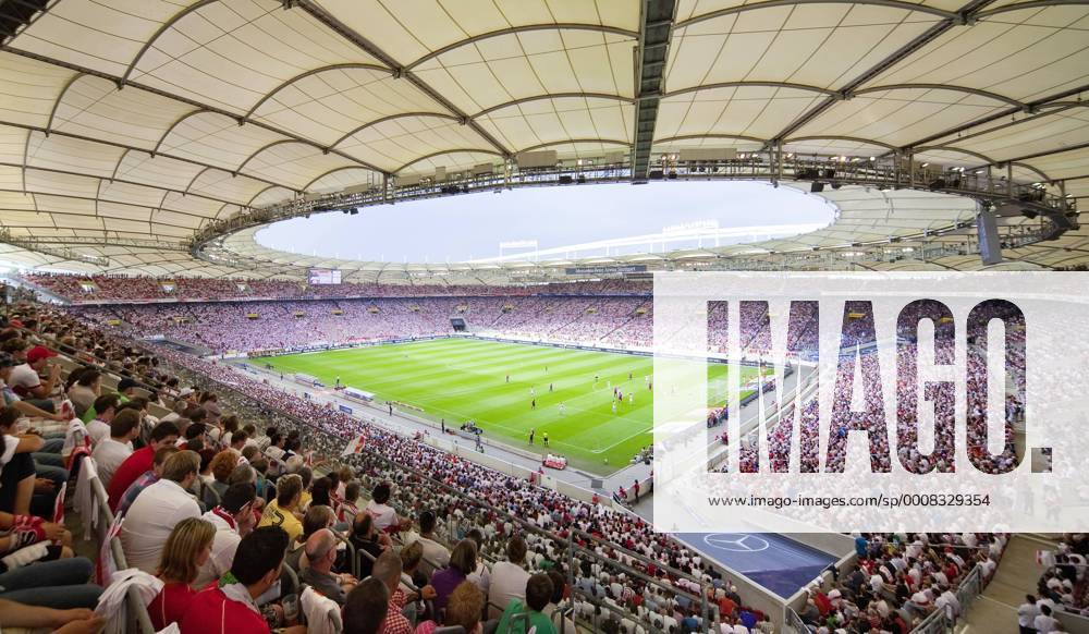 Fußball, Stadiongeschichte VfB Stuttgart DEU, Deutschland, Stuttgart, 06.08..2011: Neueröffnung der Mercedes Benz Arena in Stuttgart. Nach fast zweijähriger Umbaubauzeit wird die zu einem reinen Fussballstadion umgebaute Arena wieder eröffnet. Und zwar mit dem ersten Bundesliga Spiel der Saison. --- VfB Stuttgart Eröffnung Stadioneröffnung Stadioneinweihung Einweihung Umbau Stadionumbau Stadionmodernisierung
