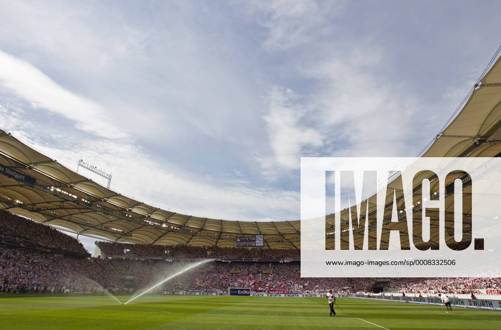 Fußball, Stadiongeschichte VfB Stuttgart Stadion, Fussballstadion, Innenansicht, Rasen, Mercedes Benz Arena Fussball 1. Bundesliga , Stuttgart, am 06.08.2011 VFB STUTTGART - 01.Spieltag, Liga1, Spieltag01, Liga01, 1.Liga, Saison1112 , Saison 2011 2012, VfB, FCB
