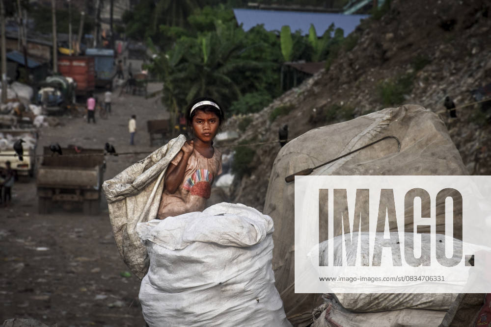 International Day of the Girl Child in Bangladesh CHITTAGONG-BANGLADESH - OCTOBER 08: Girls who take extreme health risks work for very low daily wages at Halishahar Garbage Dumping Station in Chittagong, Bangladesh on October 08, 2022. Bangladesh World. Editorial use only. Please get in touch for any other usage.