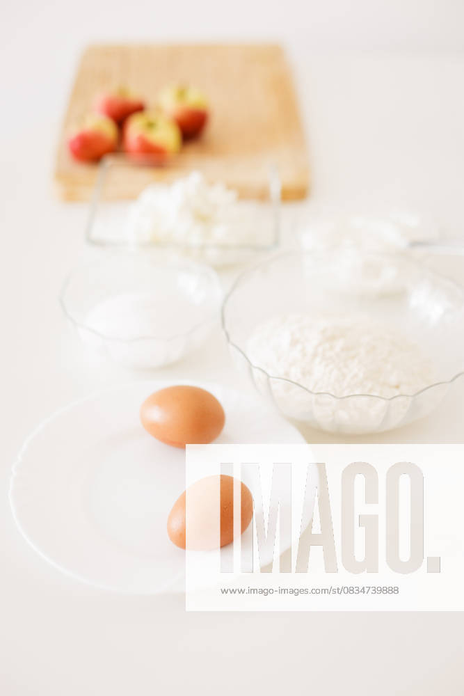 IMAGO Creative, Food, High Protein Frühstück Preparing ingredients for baking apple pie on white table Prague, Prague, Czechia R_UZFO250918-1834612-01