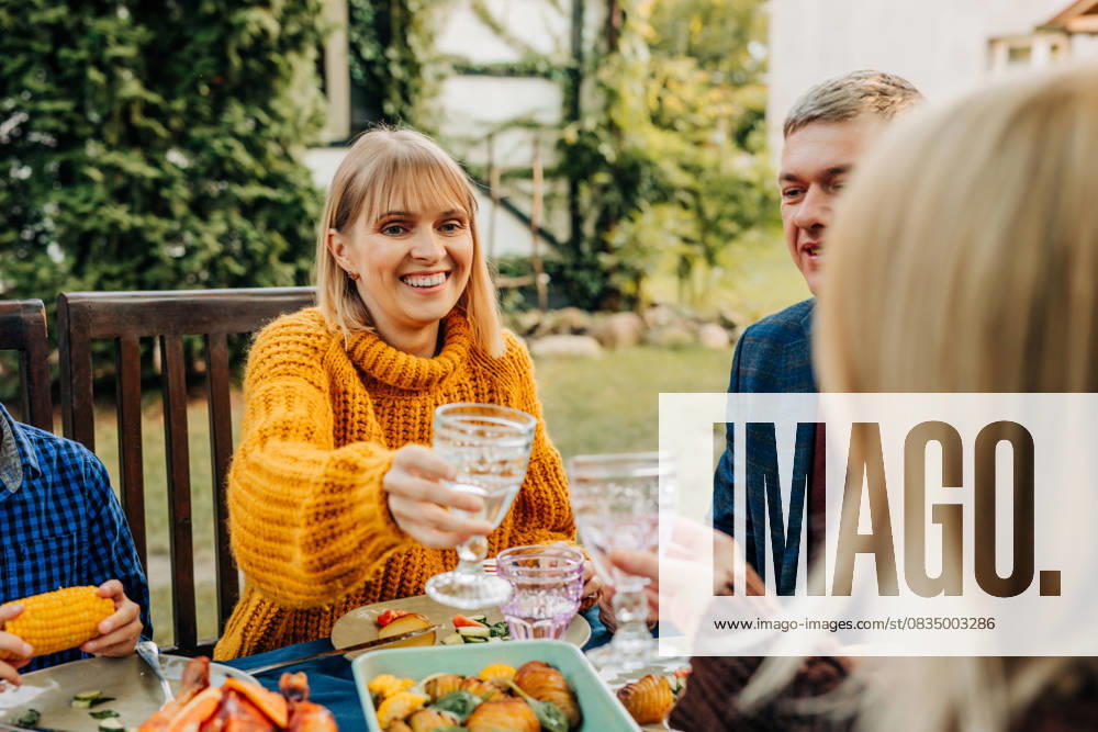 Family celebrating thanksgiving together outdoors at dinner table model released, Symbolfoto property released, VSNF04160