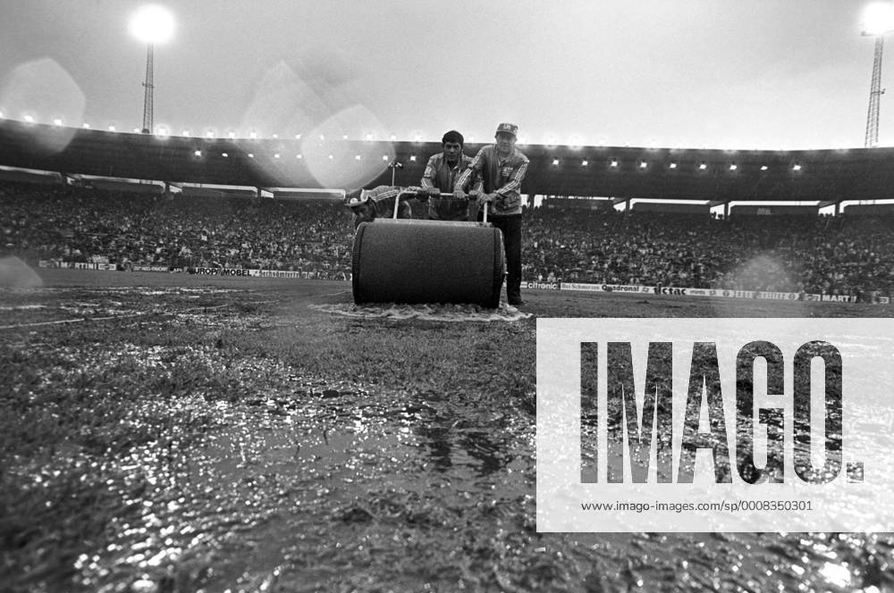 Zwischenrunde der Fussball WM 1974 im Waldstadion in Frankfurt am Main - BR Deutschland (BRD) - Polen - Die Platzverhältnisse ermöglichen lediglich eine Wasserschlacht, auch wenn etliche Helfer ihr Möglichstes geben Totale Vsw