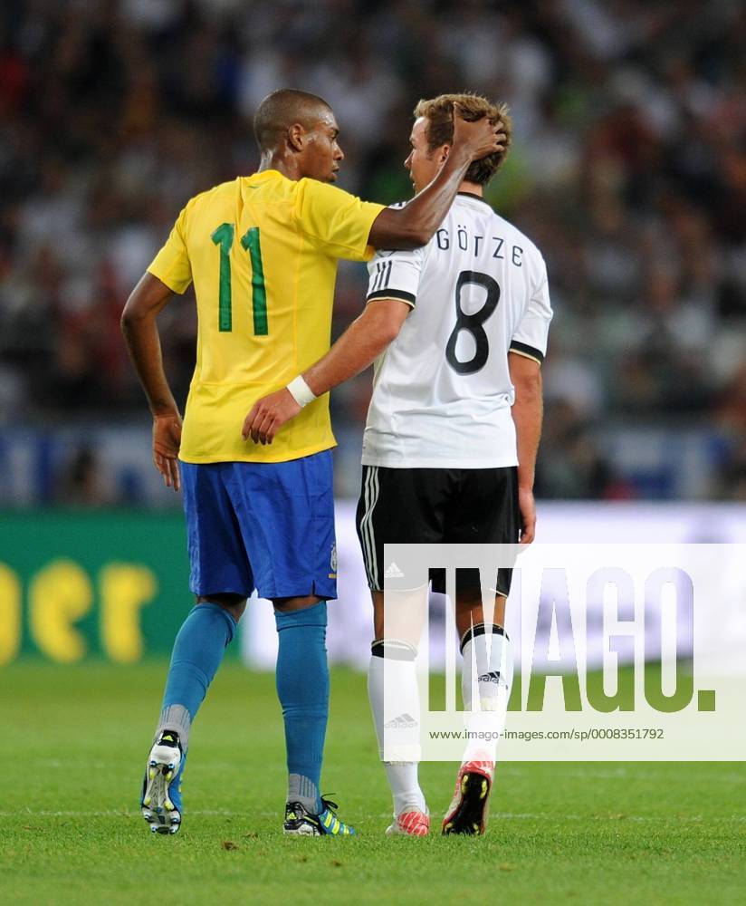 Freundschaftsspiel 10.08.2011 Deutschland - Brasilien Fernandinho (li, Brasilien) gegen Mario Götze (re, Deutschland)