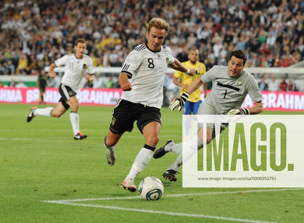 Fussball Länderspiel, DEUTSCHLAND - BRASILIEN 3-2 Mario Götze (Deutschland), li., umspielt Torhüter Julio Cesar (Brasilien) und erzielt das Tor zum 2-0, Thiago Silva (re.) kann nicht mehr eingreifen