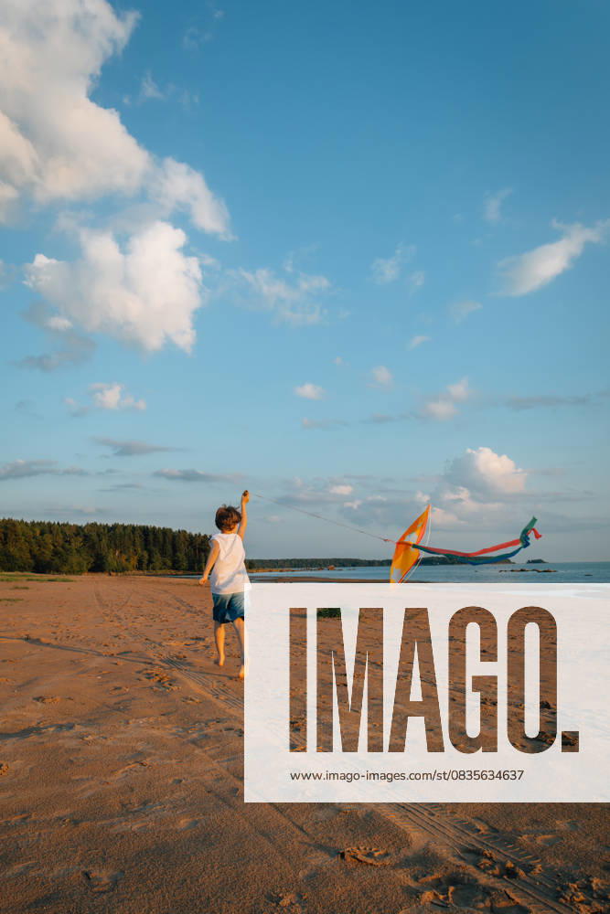 Child running with kite on sandy beach, getting away from it all Primorsk, Leningrad Oblast, Russia CR_KSLI25092570-1832547-01 ,model released, Symbolfoto