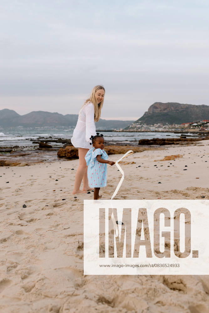 Mom and daughter walking on the beach at sunrise South Africa, Western Cape, Cape Town CR_YNJN251007A-1852190-01 ,model released, Symbolfoto