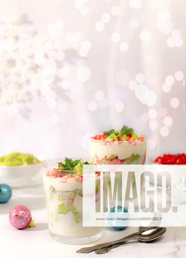 Kiwi-Granatapfel-Parfait auf einer hellen Festtafel, eine Idee für die Dekoration von Lebensmitteln und die Dekoration von Neujahrsgerichten. Weihnachts- und Neujahrsgerichte. Banner für den Bildschirm, Vorlage für Kreativität. Kiwi-Granatapfel-Parfait auf einer hellen Festtafel, eine Idee für die Dekoration von Lebensmitteln und die Dekoration von Neujahrsgerichten. Weihnachts- und Neujahrsgerichte. Banner für den Bildschirm, Vorlage für Kreativität. (License=RF)