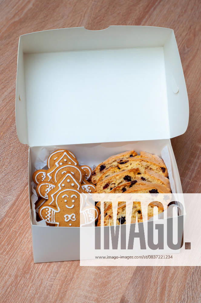 IMAGO Creative, Weihnachten, Food, Backen, Lebkuchen Lebkuchen und Biscotti, fein säuberlich verpackt in einer weißen Schachtel, perfekt für weihnachtliche Leckereien. Festive gingerbread cookies with biscotti slices arranged in a box, ideal for holiday gifting. (License=RF)