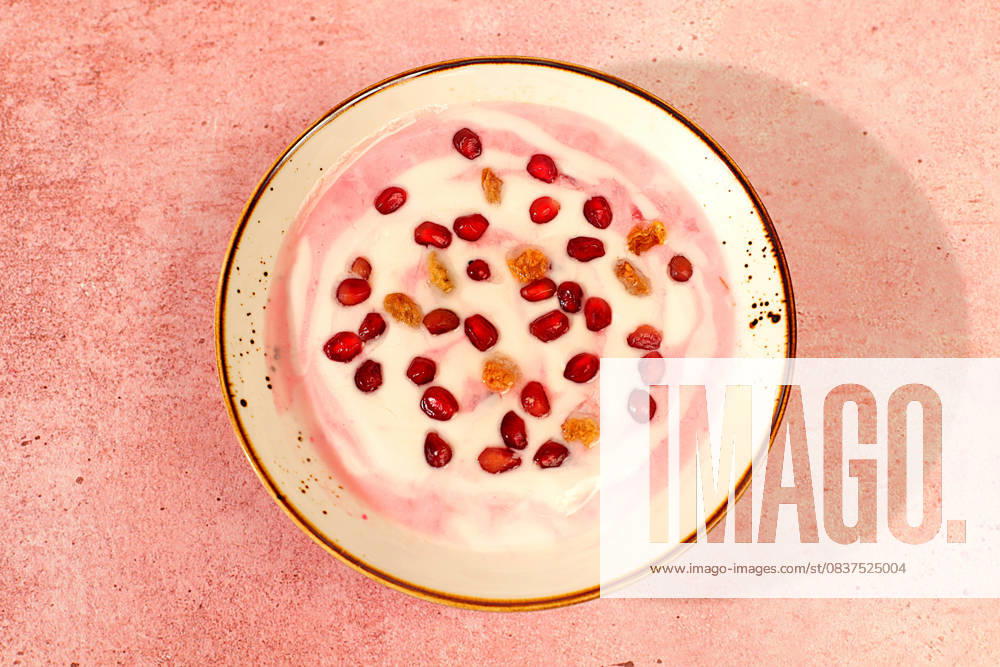 IMAGO Creative, Food, High Protein Frühstück Granatapfel Joghurt Schüssel mit Granatapfel Stücke, Rosinen frische Sahne für gesunde Ernährung und natürlichen Saft. Gesundes Frühstück mit Zutaten, Küche Hintergrund, Natürliche Ernährung und Diät-Konzept Granatapfel Joghurt Schüssel mit Granatapfel Stücke, Rosinen frische Sahne für gesunde Ernährung und natürlichen Saft. Gesundes Frühstück mit Zutaten, Küche Hintergrund, Natürliche Ernährung und Diät-Konzept (License=RF)