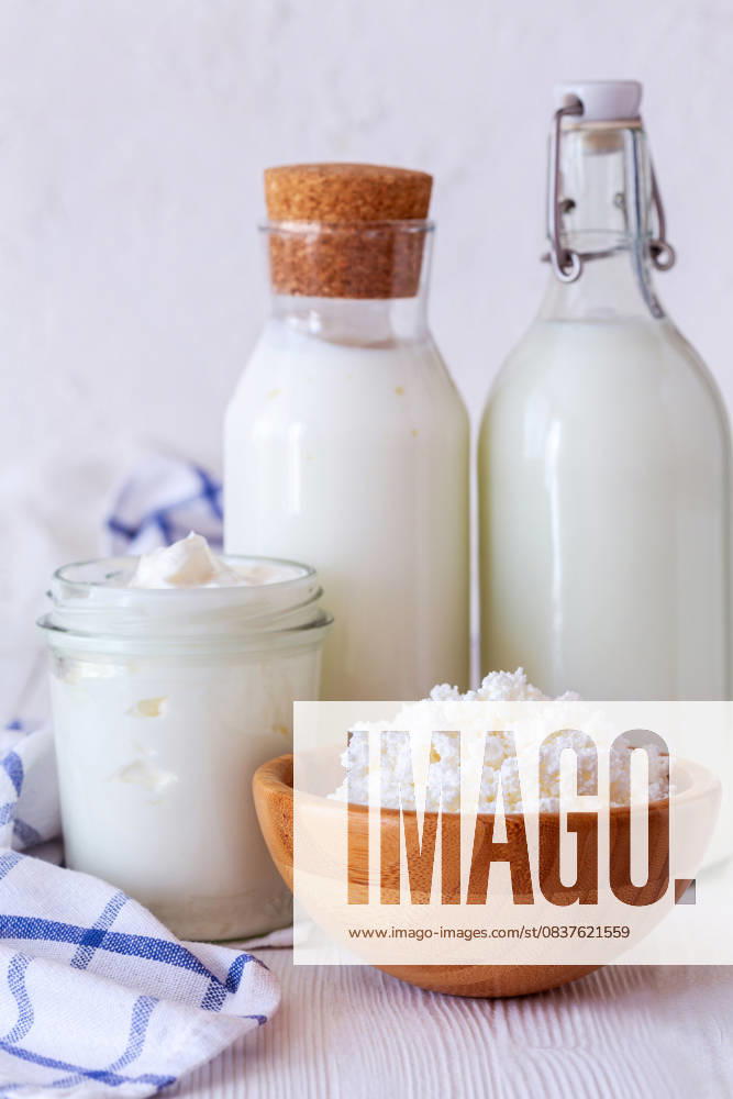 IMAGO Creative, Food, High Protein Frühstück Fermentationsprodukte von Milcherzeugnissen. Kefir, milk, homemade sour cream and cottage cheese are delicious dairy products. Concept of dietary nutrition. (License=RF)