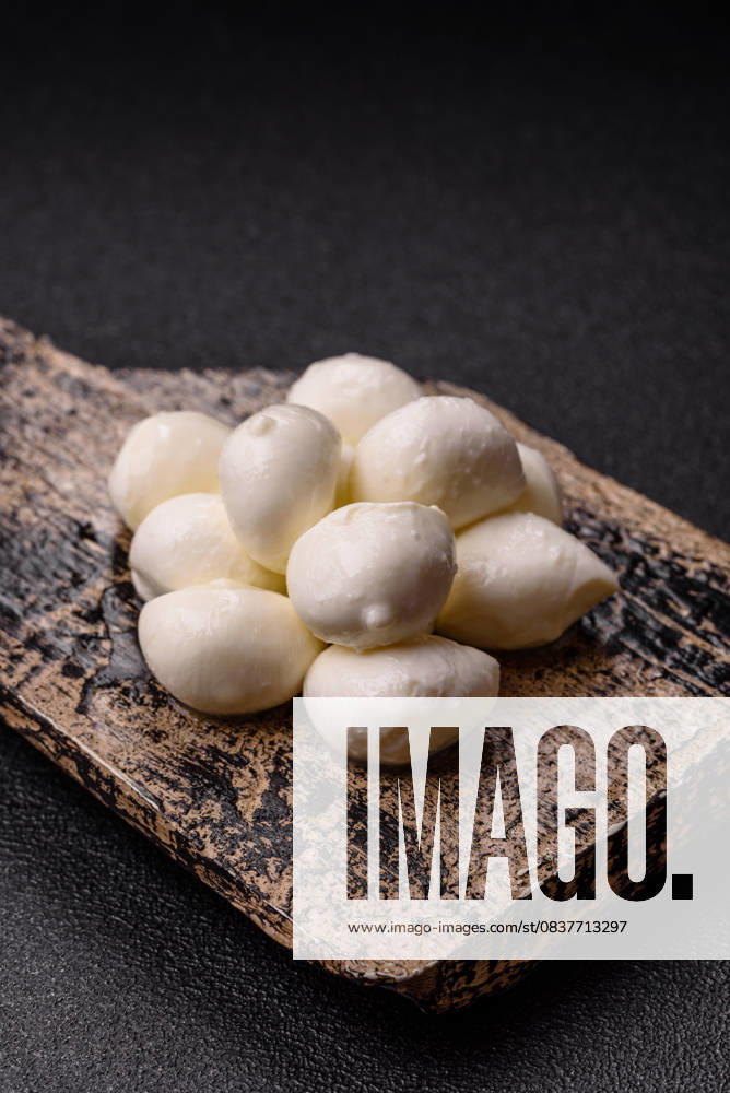 Mozzarella-Käsekugeln, frische weiße Mini-Scheiben für die mediterrane Küche. Mozzarella-Käse Mozzarella-Käsekugeln, frische weiße Mini-Scheiben für die mediterrane Küche. Mozzarella-Käse (License=RF)
