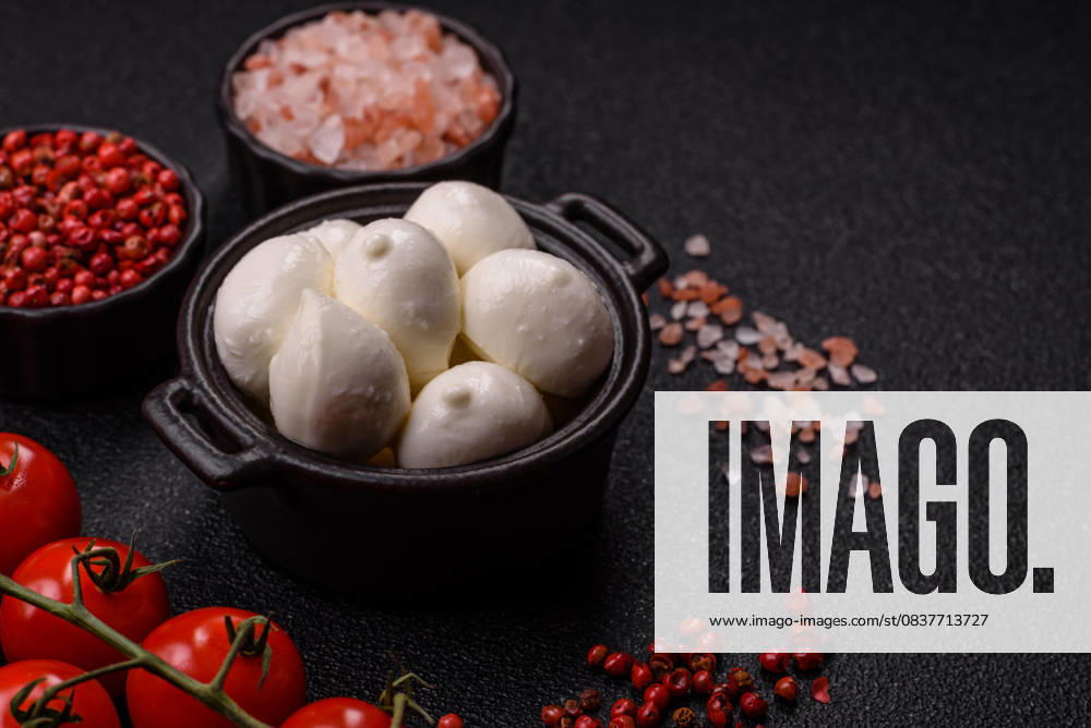 Mozzarella-Käsekugeln, frische weiße Mini-Scheiben für die mediterrane Küche. Mozzarella-Käse Mozzarella-Käsekugeln, frische weiße Mini-Scheiben für die mediterrane Küche. Mozzarella-Käse (License=RF)
