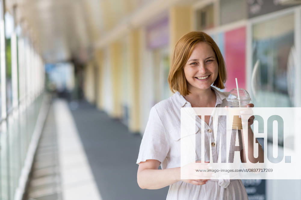IMAGO Creative, Food, Trend, Iced Coffee Coffee break. Woman with takeaway ice coffee latte, copy space Corby, England, United Kingdom R_ATMT250711A-1781518-01 ,model released, Symbolfoto