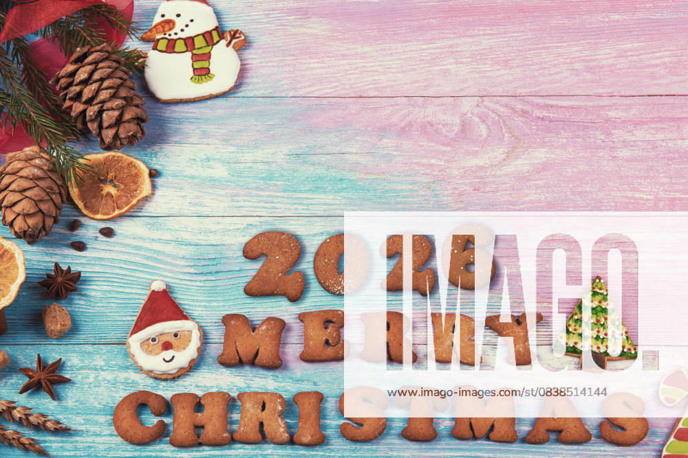 IMAGO Creative, Weihnachten, Food, Backen, Lebkuchen Bunte Weihnachtsplätzchen Gruß für 2026 Feiertage Festive gingerbread cookies with icing decorations and the number 2026 arranged on a colorful wooden background with holiday accents. (License=RF)