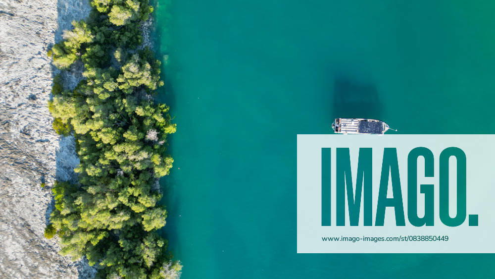 Eine felsige Küste mit ihrer Vegetation und ihren Bewohnern in Westaustralien, von oben gesehen A rocky coast with its vegatation and inhabitants in Western Australia, photographed with a drone (License=RF)