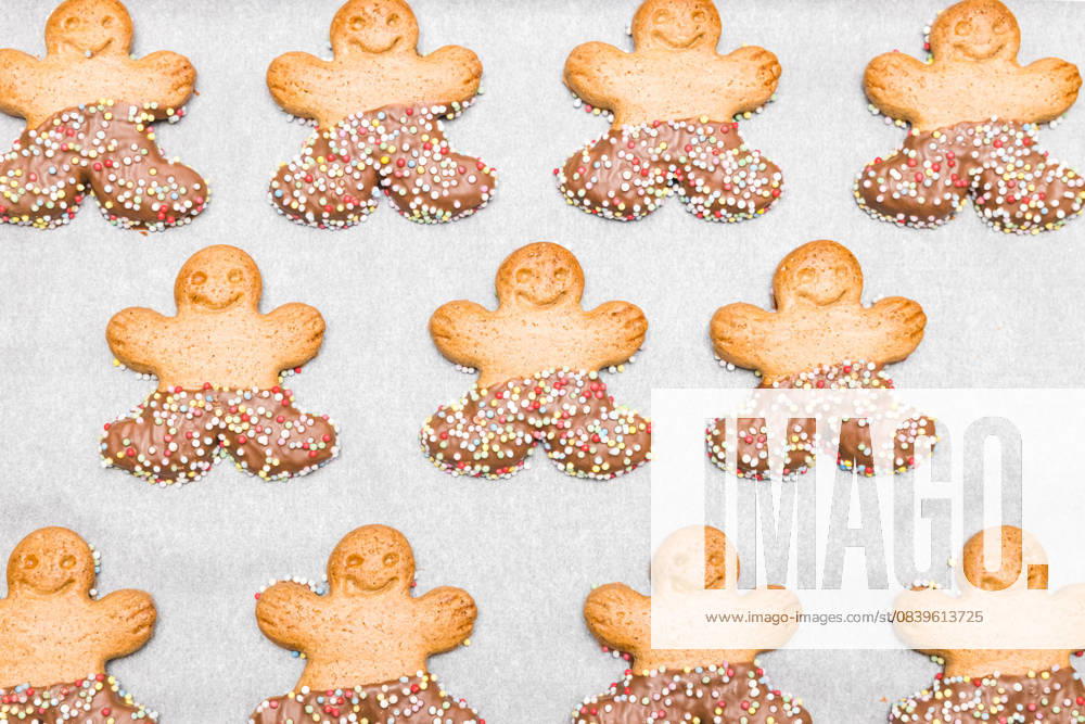 IMAGO Creative, Weihnachten, Food, Backen, Lebkuchen Three rows of gingerbread men on white baking paper. Three rows of gingerbread men on white baking paper in a baking dish, top view close-up. Holiday food concept., 61430622.jpg RECORD DATE NOT STATED