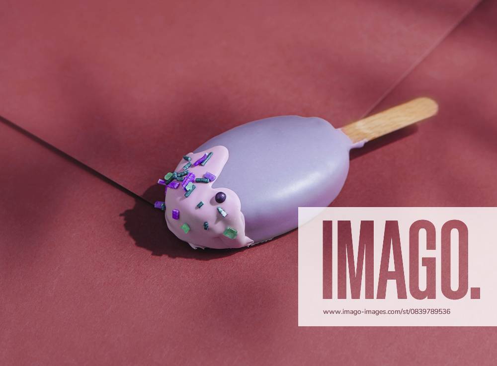 Food, Eiscreme in lila Glasur Food, Popsicle ice cream in purple glaze