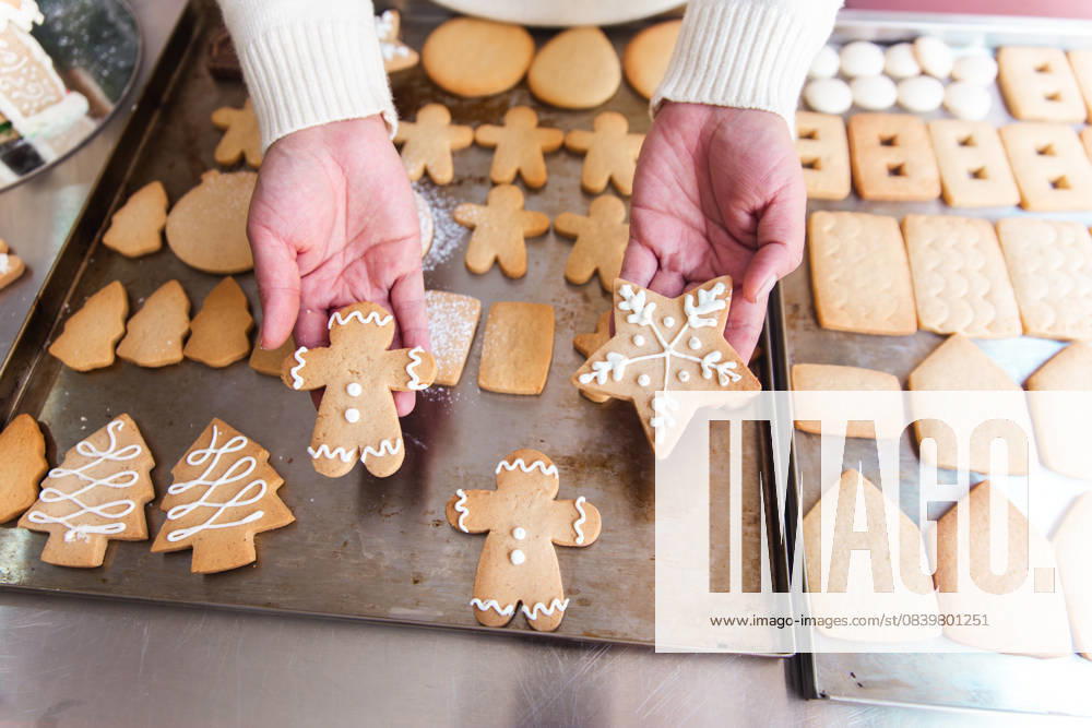 IMAGO Creative, Weihnachten, Food, Backen, Lebkuchen MR_ID31570_22817_PaolaCarolina.jpg, PR_ID31570_11773_PaolaChef.jpg A woman in Quito, Ecuador, is baking delicious Christmas sweets at home while filming her culinary creations. The festive cookies are beautifully decorated and freshly baked., Property released Model Released Cardellach_ID31570_1073499_020