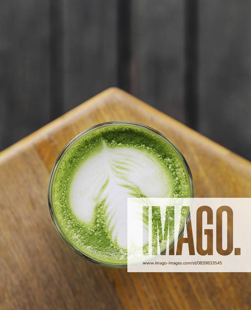 Food, Matcha Latte auf Holzuntergrund, Ansicht von oben Food, Matcha latte on wooden background top view