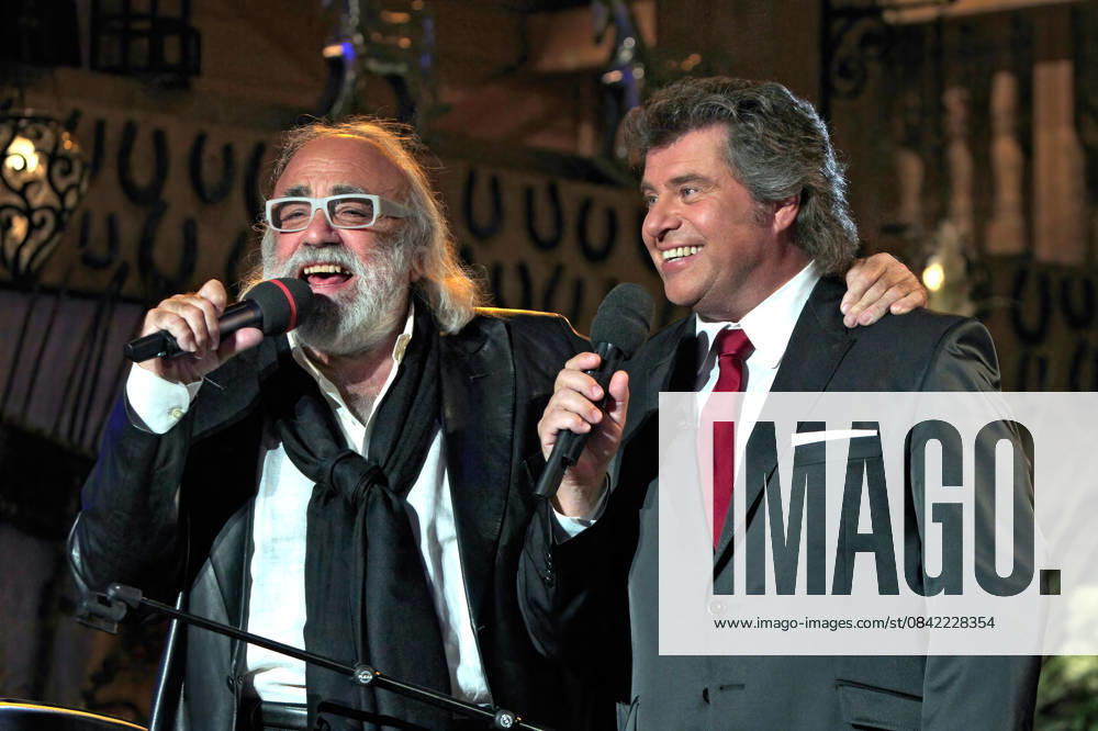 ARCHIVE Andy Borg Singer and presenter Andy Borg with Demis Roussos on the occasion of the ADR TV show Musikantenstadl , 2011 ARCHIVE RECORD, date estimated 20251115JWM1621