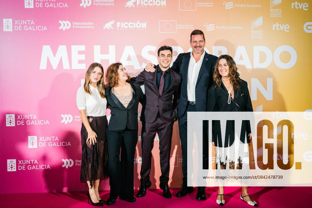 Premiere of the film Me has robado el corazón in Pontevedra I D The actress Ana Jara, the director Chus Gutiérrez, the actor Óscar Casas and the Regional Minister of Culture of the Xunta de Galicia, José López Campos, pose at the photocall for the premiere of the film Me has robado el corazón, at the Provincial Museum, on December 9, 2025, in Pontevedra, Galicia Spain The film, written and directed by Chus Gutiérrez, focuses on the contradictions of the system and the vital frustration of young people in todays Spain 09 DECEMBER 2025 PHOTOCALL PREMIERE MOVIE CINEMA ACTORS Pontevedra Galicia Galicia Pontevedra Galicia Galicia Spain
