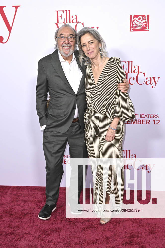 James L Brooks and Jennifer Simchowitz at the world premiere of the movie Ella McCay at the El Capitan Theatre Los Angeles, 09 12 2025 Foto:xD.xStarbuckx xFuturexImagex ella_5305
