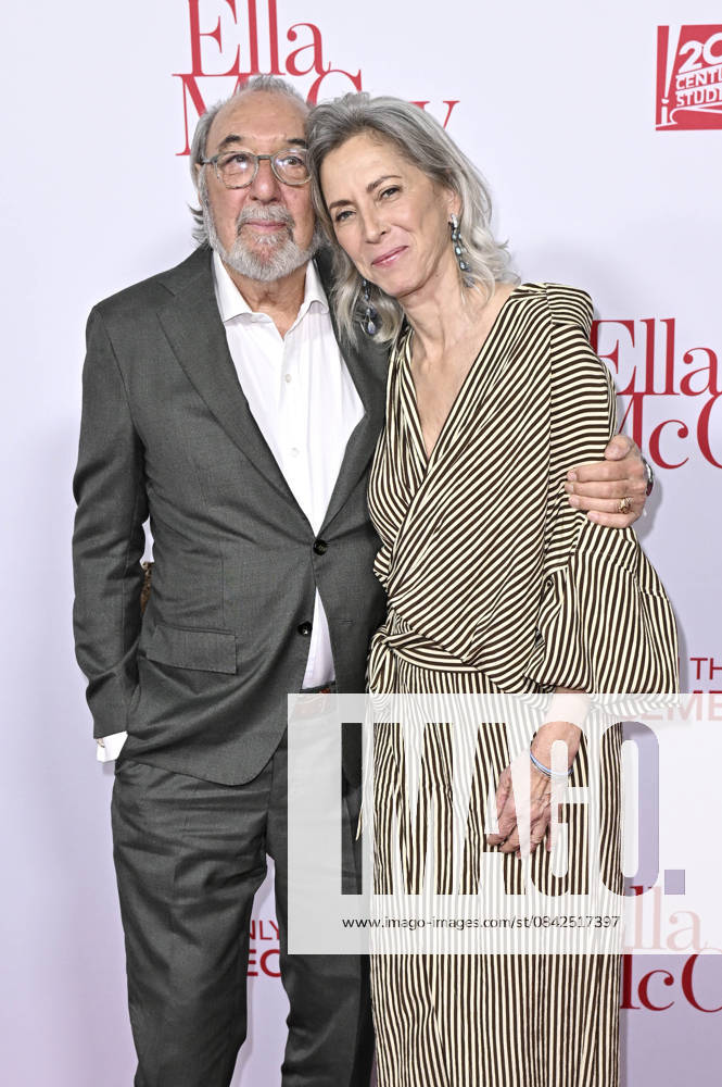 James L Brooks and Jennifer Simchowitz at the world premiere of the movie Ella McCay at the El Capitan Theatre Los Angeles, 09 12 2025 Foto:xD.xStarbuckx xFuturexImagex ella_5306