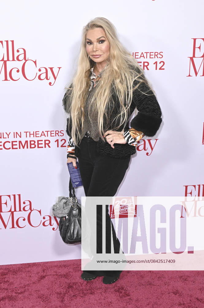 Suzan Hughes at the world premiere of the movie Ella McCay at the El Capitan Theatre Los Angeles, 09 12 2025 Foto:xD.xStarbuckx xFuturexImagex ella_5310