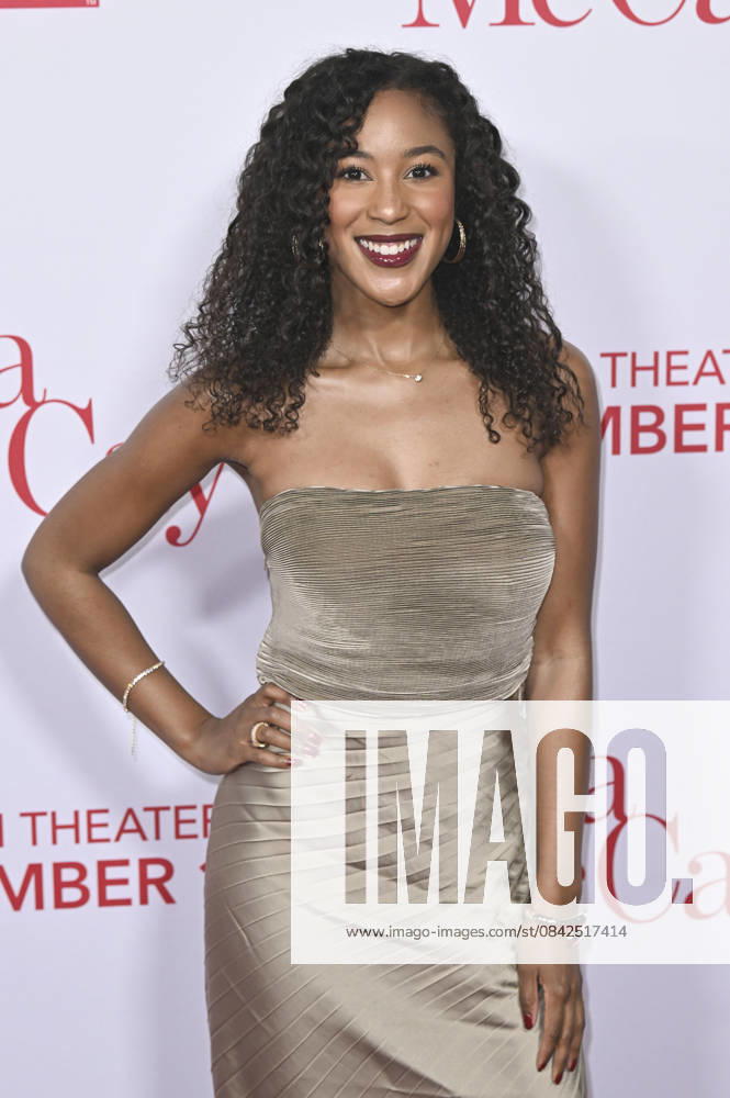 Ashley Hollis at the world premiere of the movie Ella McCay at the El Capitan Theatre Los Angeles, 09 12 2025 Foto:xD.xStarbuckx xFuturexImagex ella_5313