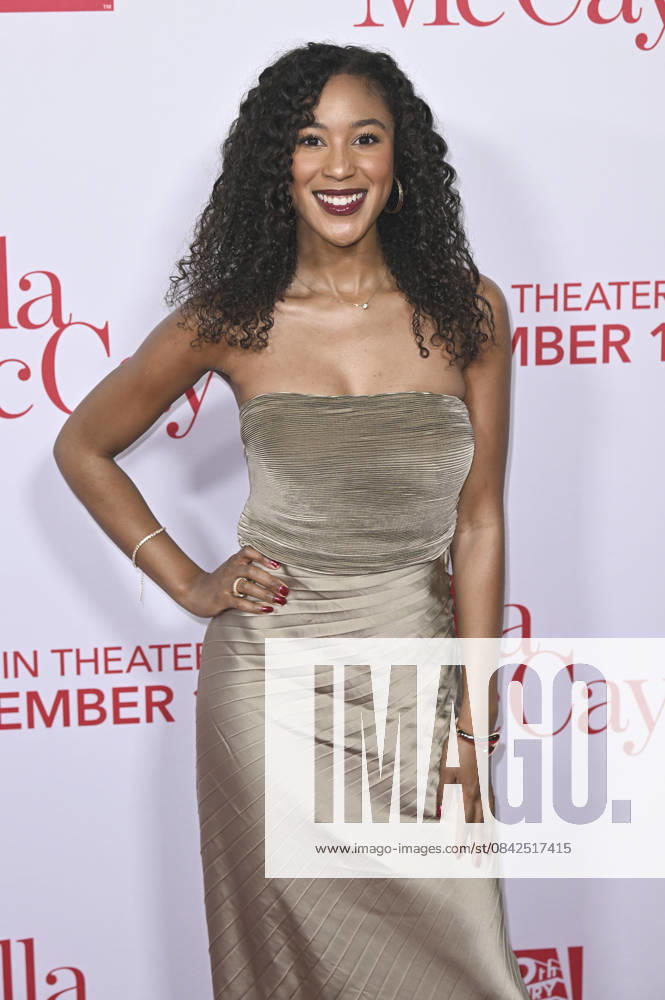 Ashley Hollis at the world premiere of the movie Ella McCay at the El Capitan Theatre Los Angeles, 09 12 2025 Foto:xD.xStarbuckx xFuturexImagex ella_5314