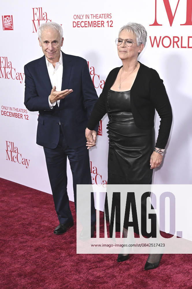 Christopher Guest with wife Jamie Lee Curtis at the world premiere of the movie Ella McCay at the El Capitan Theatre Los Angeles, 09 12 2025 Foto:xD.xStarbuckx xFuturexImagex ella_5322