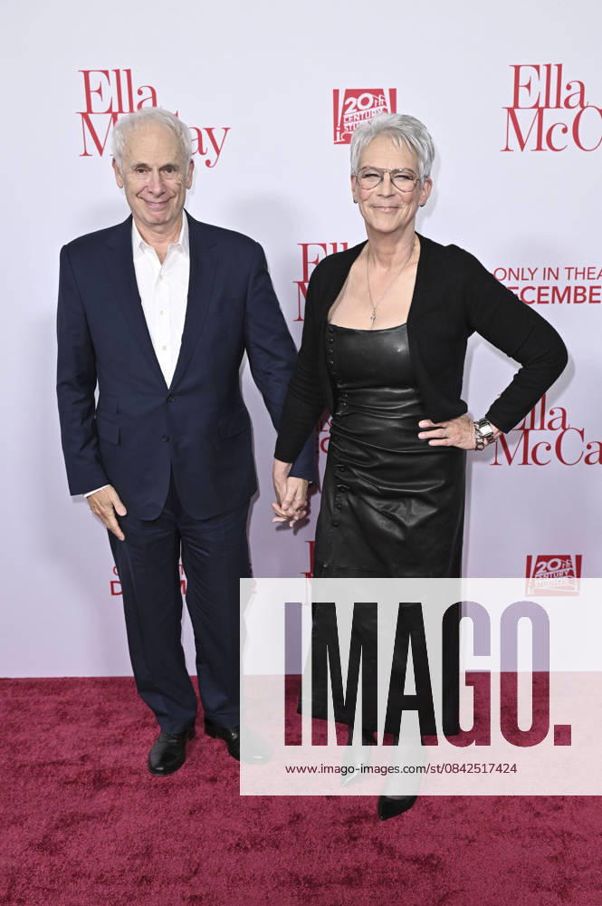 Christopher Guest with wife Jamie Lee Curtis at the world premiere of the movie Ella McCay at the El Capitan Theatre Los Angeles, 09 12 2025 Foto:xD.xStarbuckx xFuturexImagex ella_5323