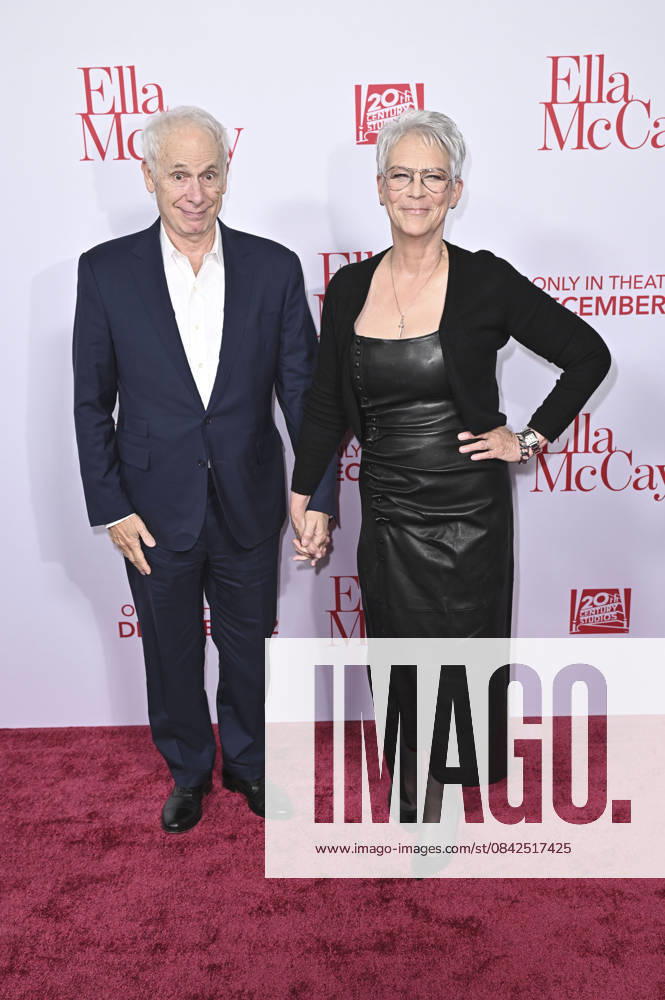 Christopher Guest with wife Jamie Lee Curtis at the world premiere of the movie Ella McCay at the El Capitan Theatre Los Angeles, 09 12 2025 Foto:xD.xStarbuckx xFuturexImagex ella_5324