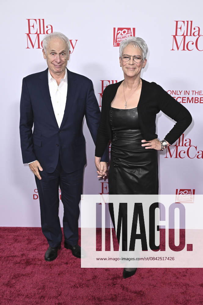 Christopher Guest with wife Jamie Lee Curtis at the world premiere of the movie Ella McCay at the El Capitan Theatre Los Angeles, 09 12 2025 Foto:xD.xStarbuckx xFuturexImagex ella_5325