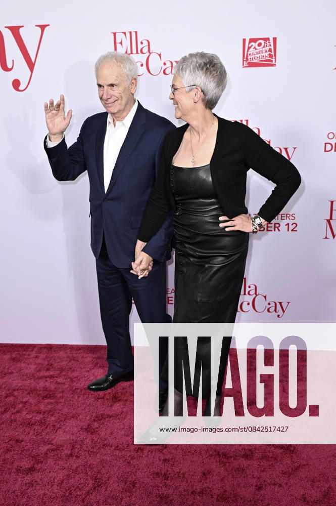 Christopher Guest with wife Jamie Lee Curtis at the world premiere of the movie Ella McCay at the El Capitan Theatre Los Angeles, 09 12 2025 Foto:xD.xStarbuckx xFuturexImagex ella_5326