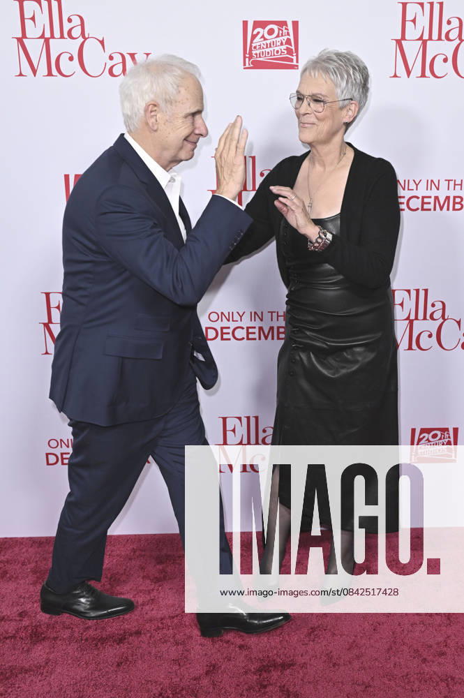 Christopher Guest with wife Jamie Lee Curtis at the world premiere of the movie Ella McCay at the El Capitan Theatre Los Angeles, 09 12 2025 Foto:xD.xStarbuckx xFuturexImagex ella_5327