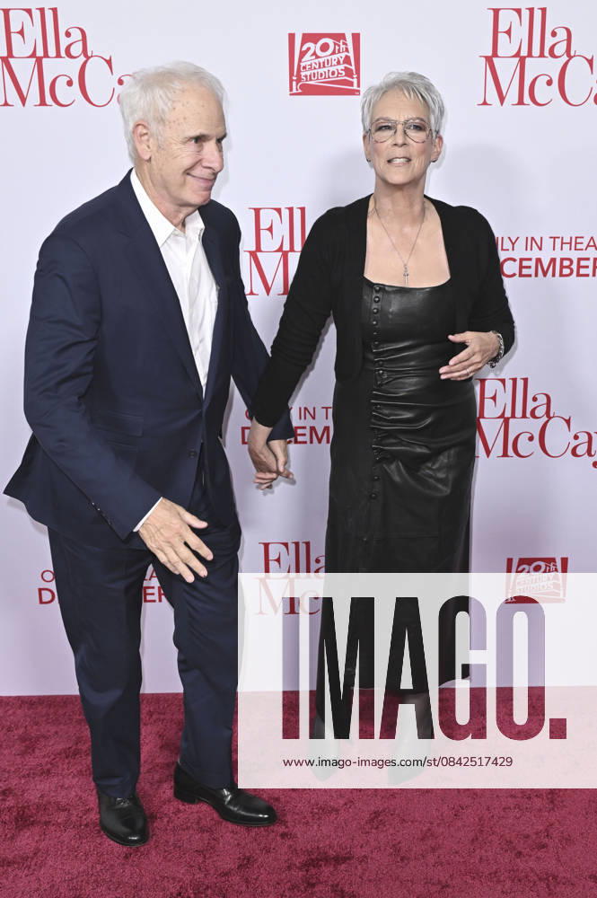 Christopher Guest with wife Jamie Lee Curtis at the world premiere of the movie Ella McCay at the El Capitan Theatre Los Angeles, 09 12 2025 Foto:xD.xStarbuckx xFuturexImagex ella_5328