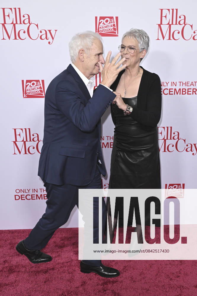Christopher Guest with wife Jamie Lee Curtis at the world premiere of the movie Ella McCay at the El Capitan Theatre Los Angeles, 09 12 2025 Foto:xD.xStarbuckx xFuturexImagex ella_5329