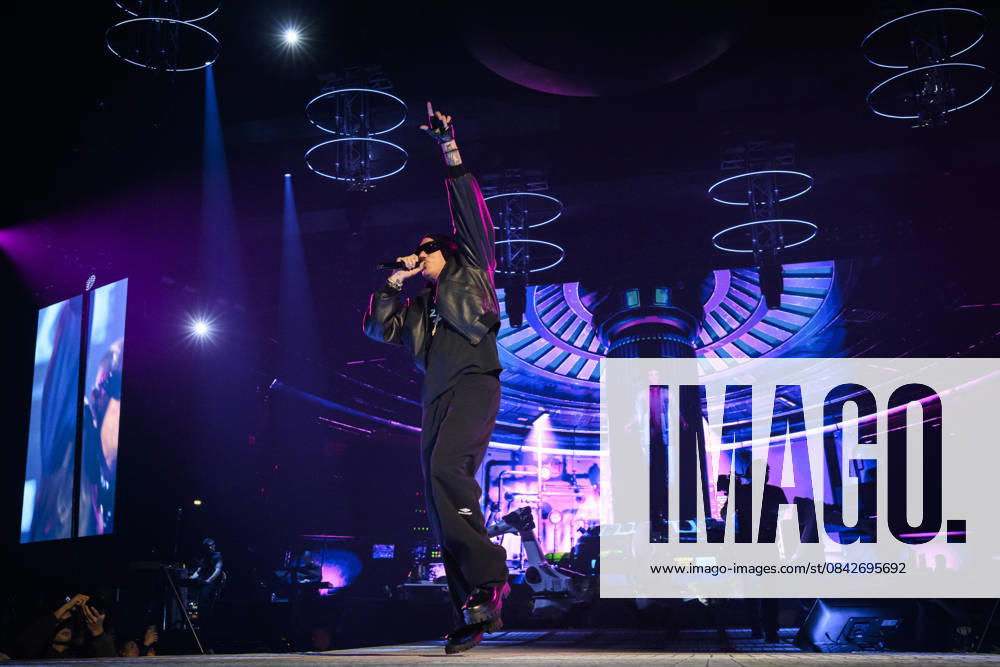 Music Concert - Marracah - Marra Palazzi25 Tour The italian rapper Marracash pseudonym of Fabio Bartolo Rizzo - performs live during the Marra Palazzi25 Tour on December 12, 2025 at Palazzo dello Sport in Rome, Italy Rome Palazzo dello Sport Italy