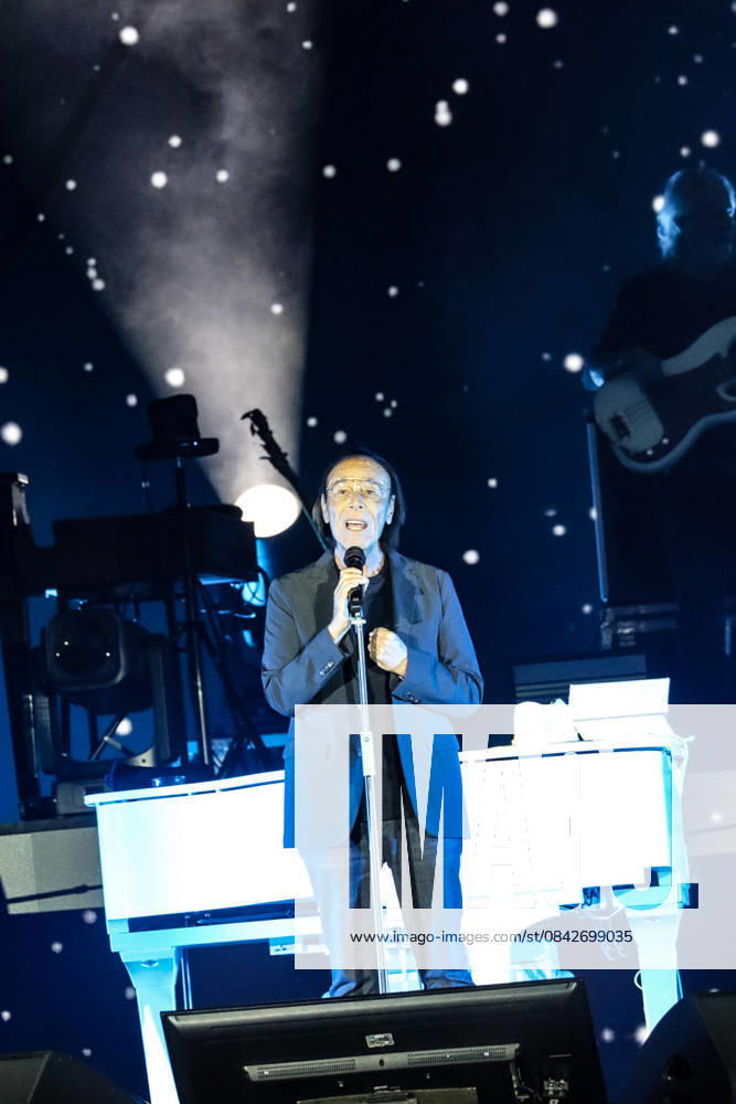 Music Concert - ANTONELLO VENDITTI The italian singer Antonello Venditti during the concert in Turin during ANTONELLO VENDITTI, Music Concert in TORINO, Italy, December 12 2025 TORINO INALPI ARENA Italy