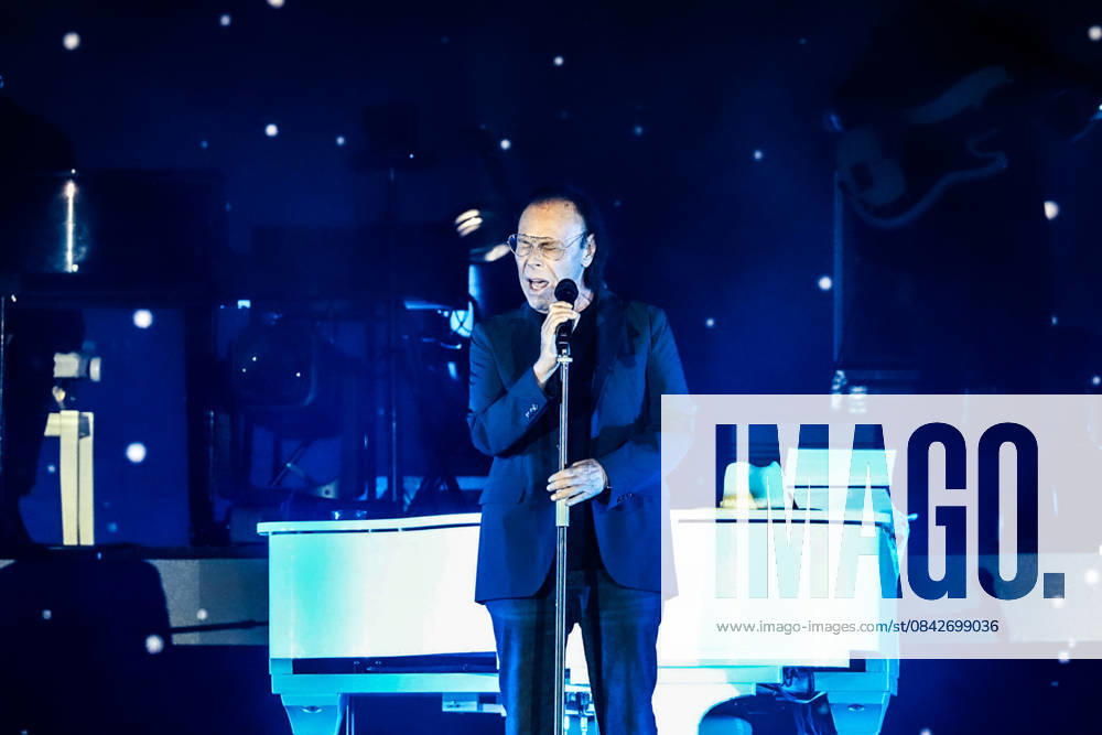 Music Concert - ANTONELLO VENDITTI The italian singer Antonello Venditti during the concert in Turin during ANTONELLO VENDITTI, Music Concert in TORINO, Italy, December 12 2025 TORINO INALPI ARENA Italy